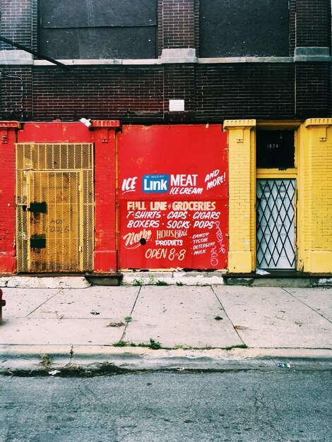 Foto testo sull'edificio rosso su strada