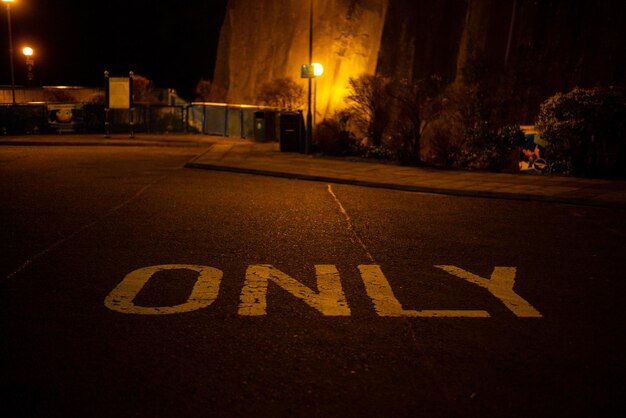 Foto testo sulla strada di notte