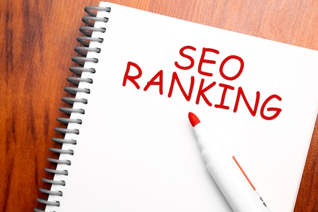 Classifica seo di testo scritta nel blocco note,