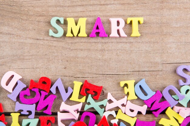 木製の背景に色付きの木製文字のテキストSMART