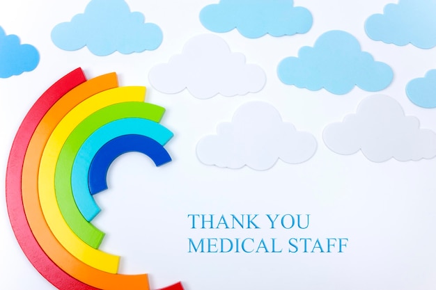 Foto testo grazie personale medico arcobaleno con nuvole su sfondo bianco con testo banner arcobaleno