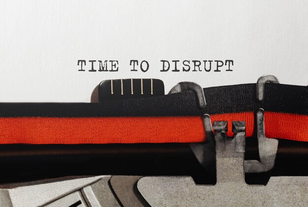 복고풍 타자기에 입력 된 TIME TO DISRUPT 텍스트