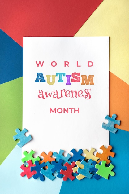 Foto testo world autism awareness month cornice con pezzi di puzzle banner sfondo sfondo per poster volantino per campagna di sensibilizzazione sanitaria per disturbo autistico