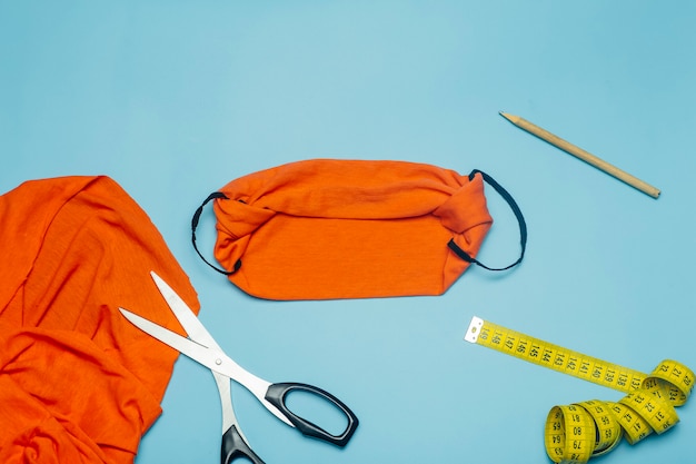 Textiel gezichtsmasker met naaigereedschap