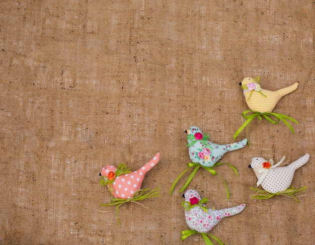 Textiel lente vogels. decoratief speelgoed van handwerk. pasen decoraties