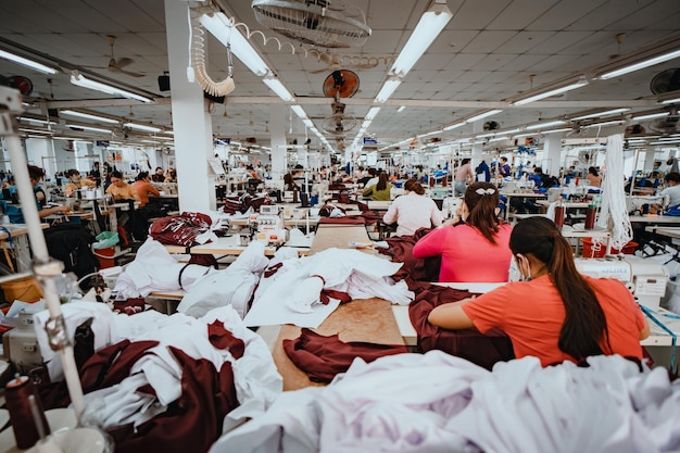 Textieldoekfabriek werkproces afstemming van uitrusting voor arbeiders Dit is een productie van een naaimachinefabriek