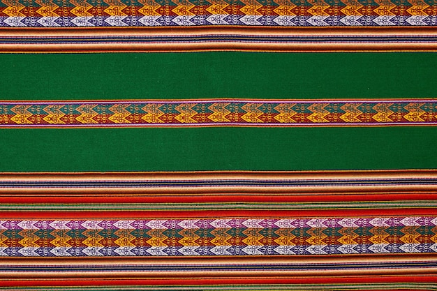 Textielkunst van de Andes-cultuur van verschillende kleuren. Rood en groen. Kerst kleuren.