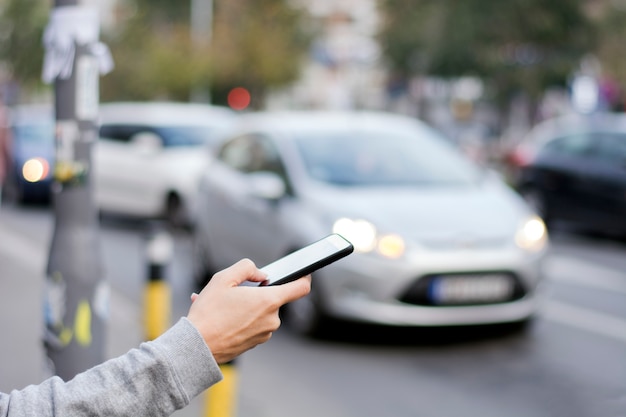 Tessitura sul cellulare nelle folle della città