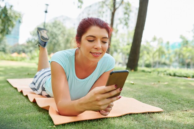 Texting vrouw buitenshuis rusten