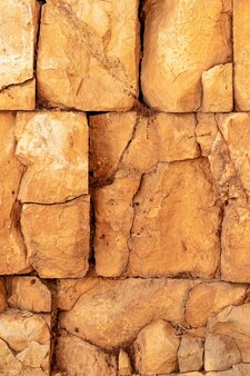 Trama di un antico muro fatto di enormi blocchi di pietra incrinati dal tempo