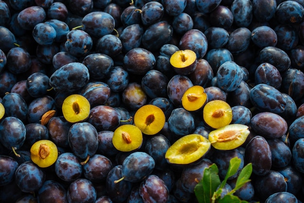 Photo texture background of fresh blue plums as fruit image