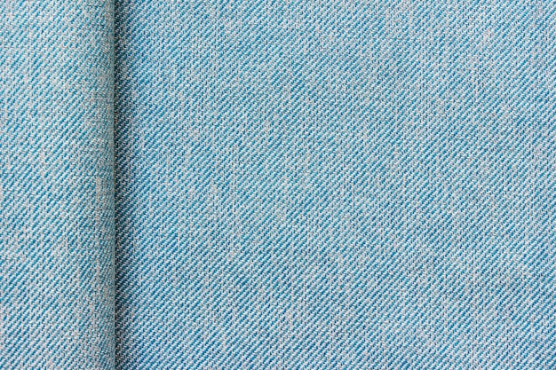 折り目とコピーの空白スペースを持つ青い布布繊維のテクスチャ