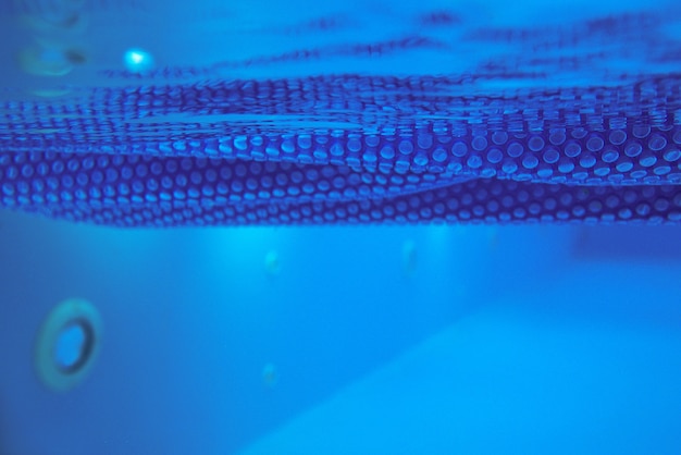 текстура синей солнечной пленки для бассейна под водой