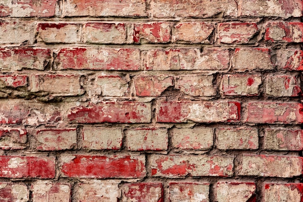 배경으로 사용할 수있는 균열 및 흠집이있는 벽돌 벽의 질감