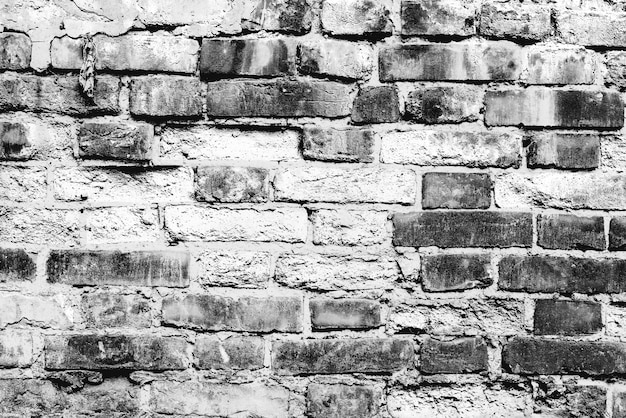 배경으로 사용할 수 있는 균열과 긁힌 자국이 있는 벽돌 벽의 질감
