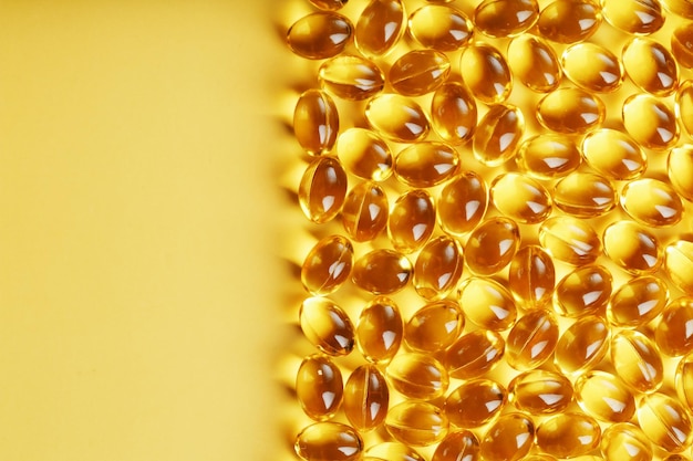 La consistenza delle capsule nel guscio con vitamina d3 liquida in capsule gold a schermo intero