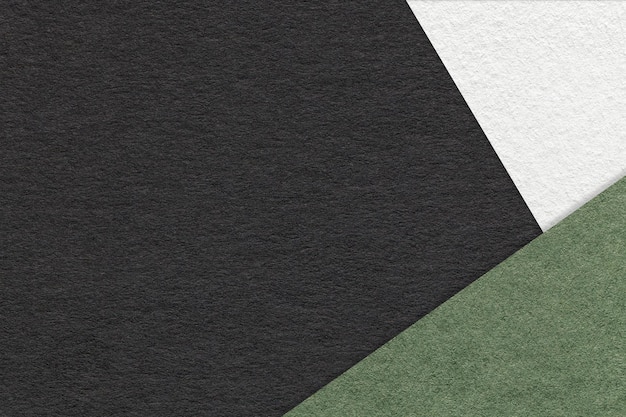 白と緑の境界線を持つクラフト ブラック カラー用紙の背景のテクスチャ ヴィンテージ抽象的な段ボール