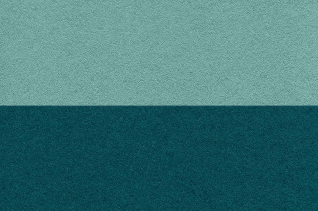 クラフト ダーク シアンとエメラルドの紙の背景のテクスチャ半分 2 色マクロ ヴィンテージ密ティール ボール紙の構造