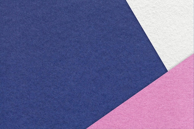 白とライラックの境界線を持つクラフト ネイビー ブルー カラー紙の背景のテクスチャ ヴィンテージ抽象的なデニム ボール紙