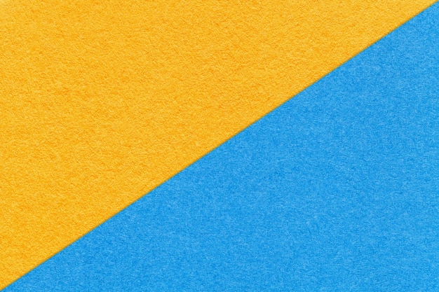 Texture di sfondo di carta giallo e azzurro artigianale metà due colori macro struttura di cartone kraft