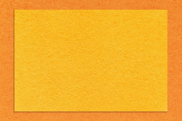 빈티지 짙은 크래프트 판지의 주황색 테두리 매크로 구조가 있는 공예 노란색 종이 배경 질감