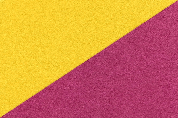 Текстура ремесленного желтого и фиолетового бумажного фона половина двух цветов макрос Винтажное крафт-вино и золотой картон