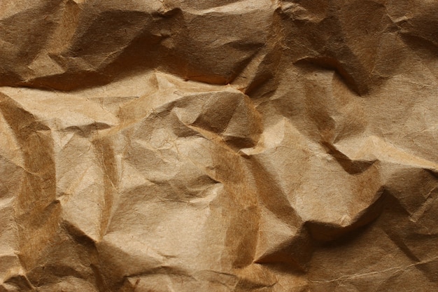 Текстура мятой коричневой бумаги крупным планом