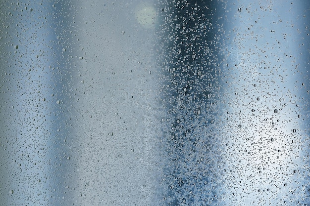 Trama di una goccia di pioggia su un vetro trasparente sfondo bagnato