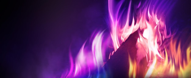 La trama della fiamma su sfondo nero il bagliore ultravioletto dell'illustrazione 3d del fuoco