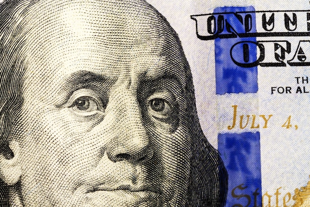 Текстура фрагмента долларовой банкноты. фрагмент ста американских долларов