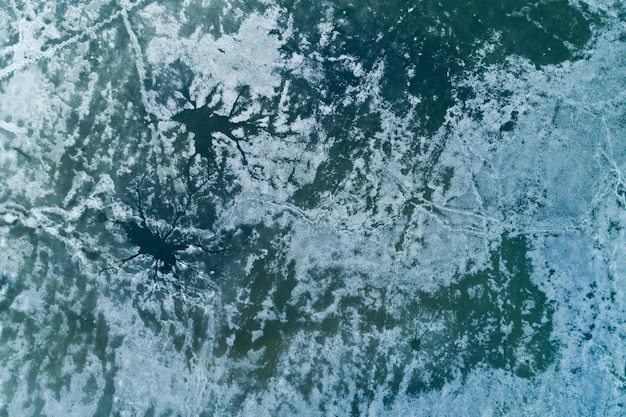 Текстура замерзшего озера, покрытого льдом. Вертикальный вид сверху вниз с воздуха