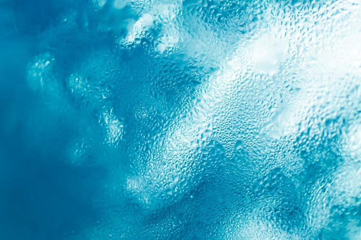 Photo texture of frozen water drops cool ice glass