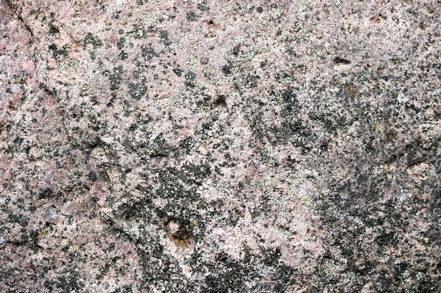 균열 범프 구덩이와 패턴이 있는 검은색 다색의 오래된 단단한 돌이 있는 회색의 질감