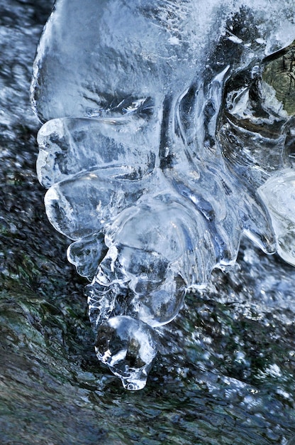 Foto trama di ghiaccio al ruscello