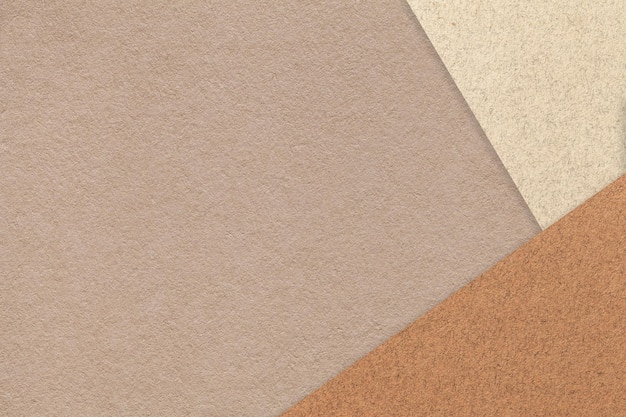 ベージュとアンバーの境界線を持つ明るい茶色のクラフト色の用紙の背景のテクスチャ ビンテージ抽象的な段ボール