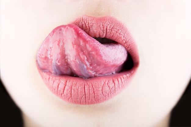 질감 입술, 매크로, 절연, 패션입니다. 입술 관리와 아름다움, 질감. 혀와 섹시한 입