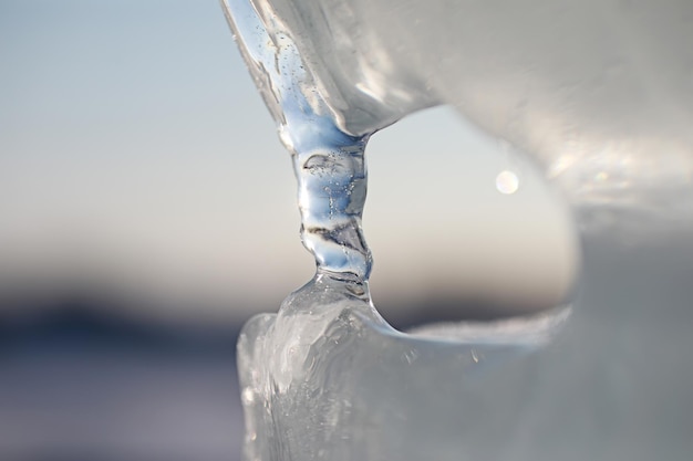 太陽の下で春の日に溶ける氷の質感。