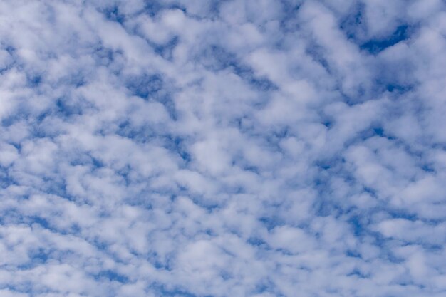 Фото Текстура маленьких белых облаков в голубом небе