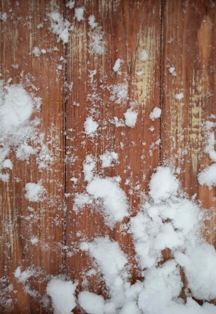 雪に覆われたクリスマスの背景を持つ古い木のテクスチャ