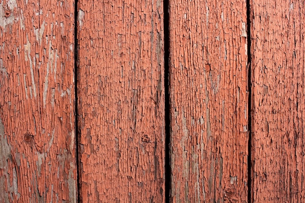 오래 된 나무 판자의 질감입니다. 칠해진 나무 표면에 오래된 페인트가 남아 있습니다.