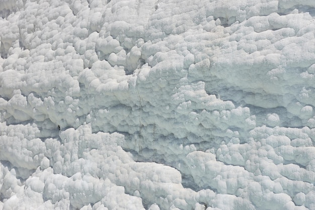 Struttura delle famose piscine e terrazze di travertino blu di pamukkale