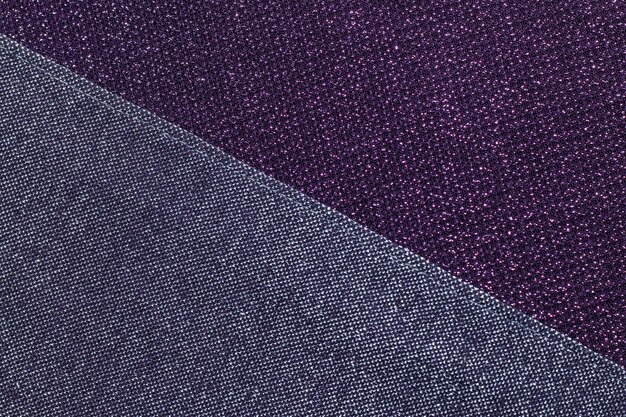 Текстура блестящей сверкающей ткани люрекса фиолетового цвета лаванды