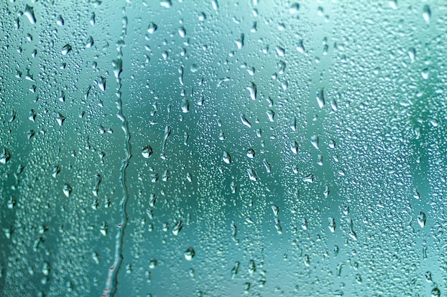 雨からガラスの上の小さな一滴の質感