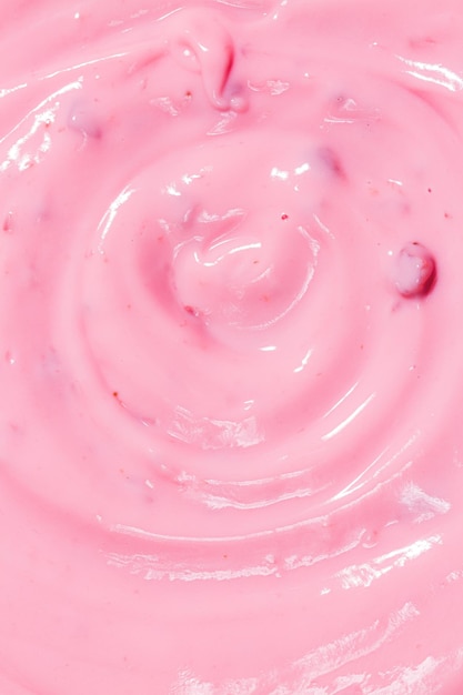 Текстура клубничного йогуртаЗакройте домашний розовый кремово-черничный или клубничный йогурт с текстурой фона