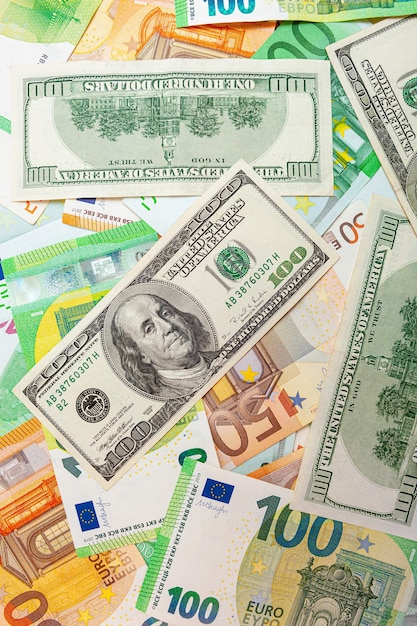 Foto texture di banconote in dollari americani ed euro