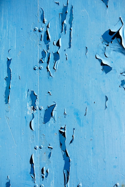 Texture view of a blue metal plate with peelad paint. 