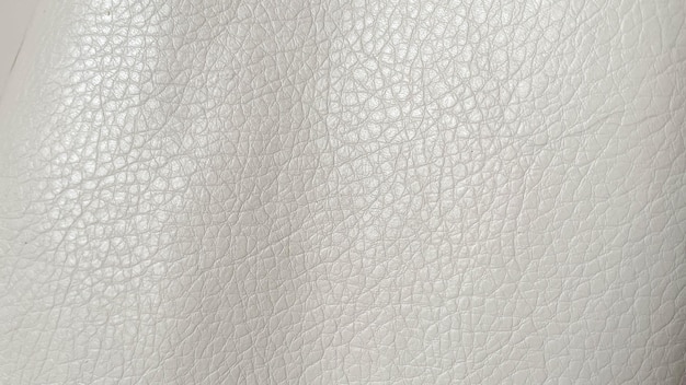 ノッチ付きの白い人工皮革の質感