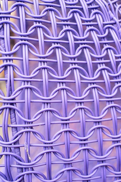 Photo the texture of a wicker chair made of plastic processing purple