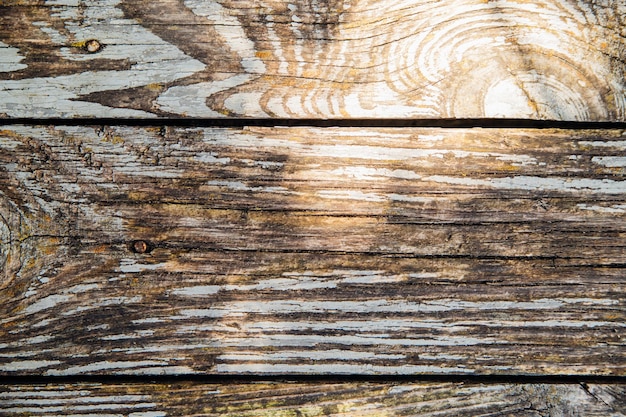 La trama del legno modello naturale su uno sfondo di legno lavori di falegnameria una panchina nel primo piano del parco