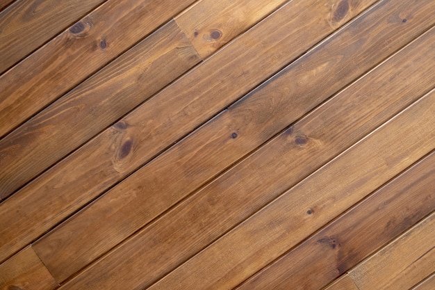 Foto struttura dei bordi di legno delle pareti diagonali. strisce diagonali in legno marrone di consistenza.